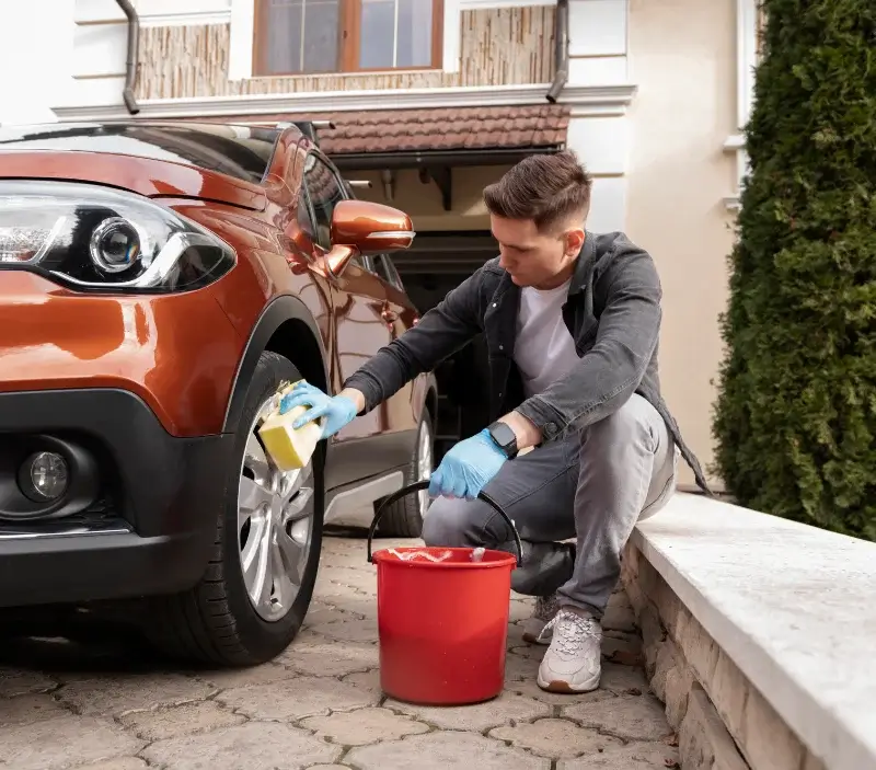 Lavage auto à domicile Larmor-Plage : professionnel intervenant sur un véhicule